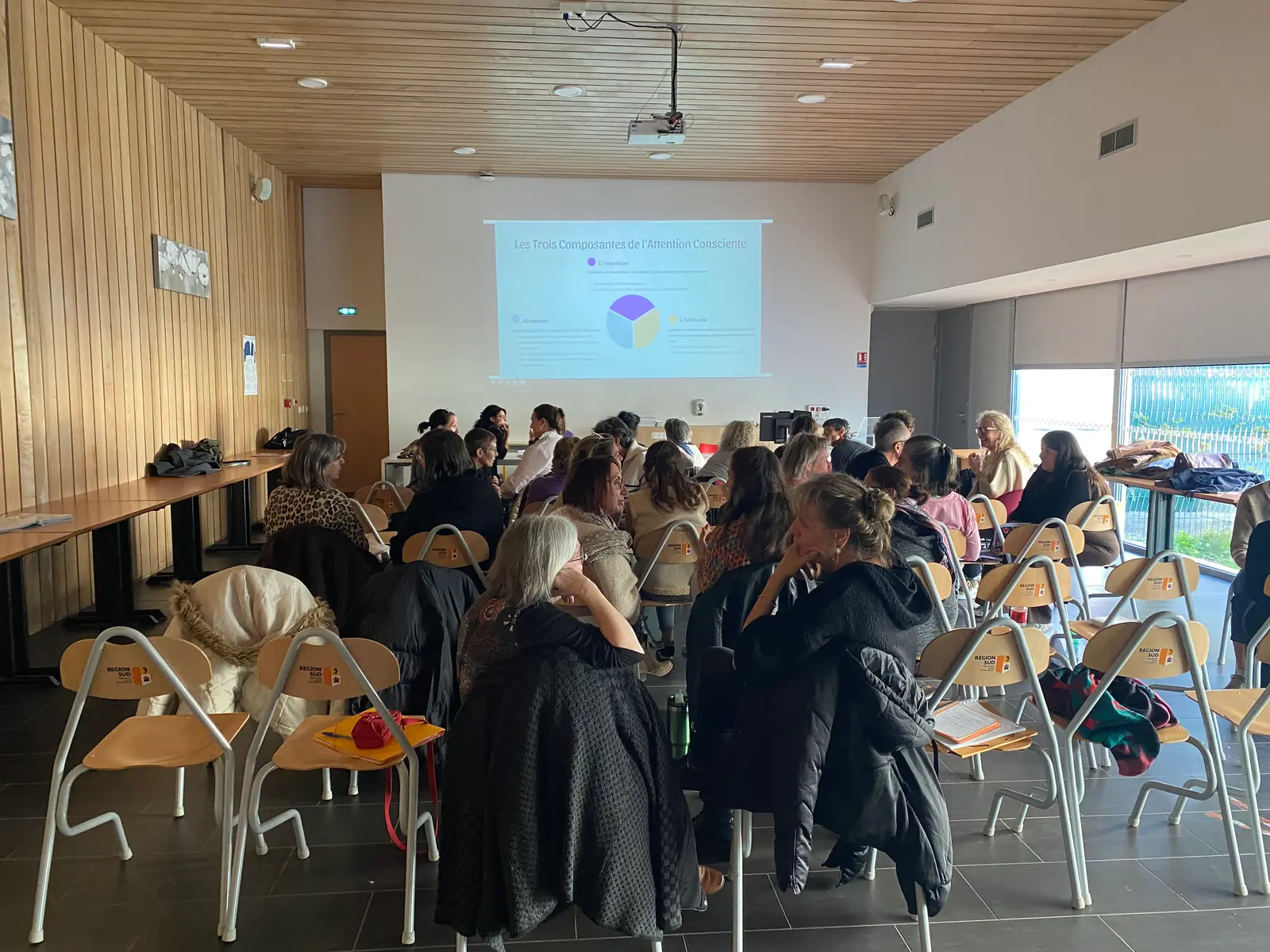Des participantes et participants échangent pendant une formation sur l’attention consciente