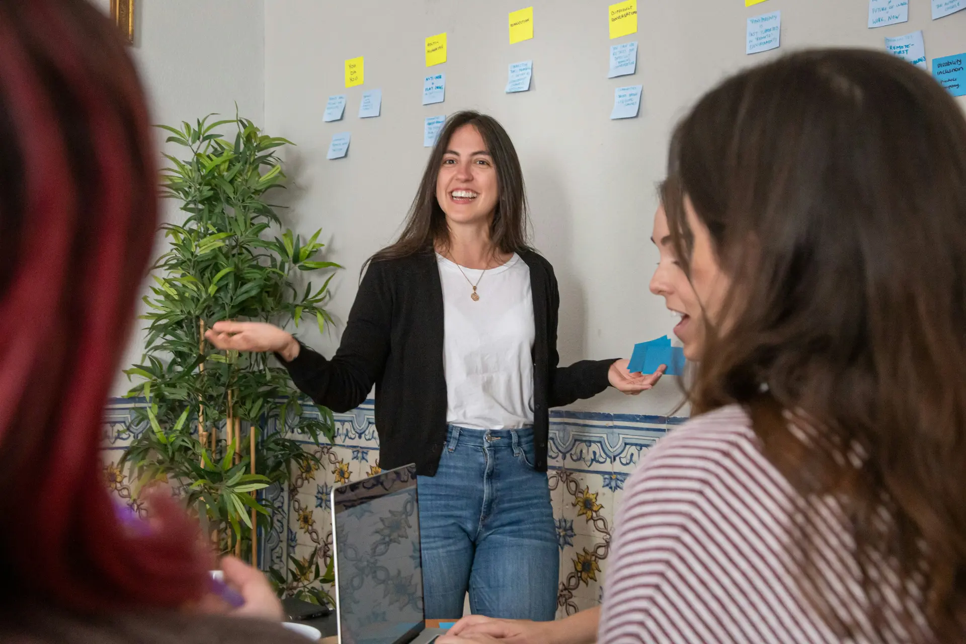 Une animatrice échange avec des participantes pendant un atelier de formation